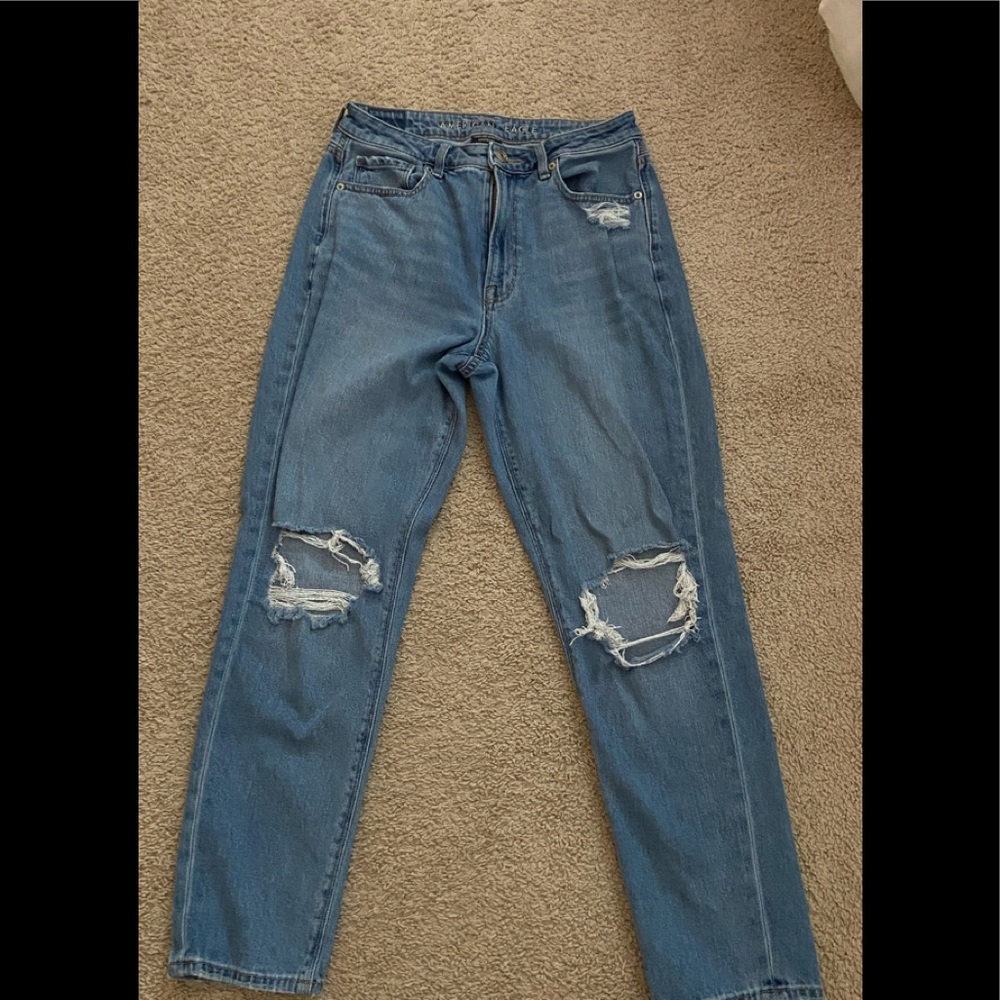 Size 6 American eagle mom jeans.
